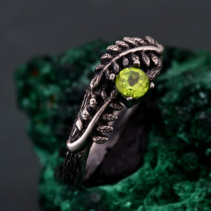 Graceful Peridot Fern Branchlet Ring - Whispering Fern Band