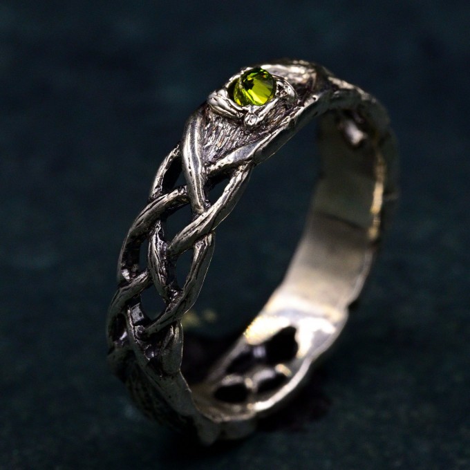 Eye of Enchantment: Gothic Silver Ring with Vibrant Peridot