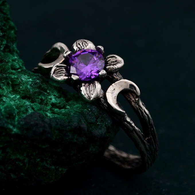 Moonlit Blossom: Gothic Amethyst Ring