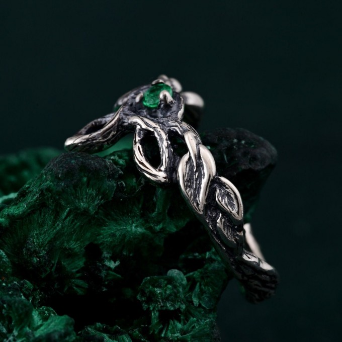 Whispering Leaves: Gothic Emerald Ring
