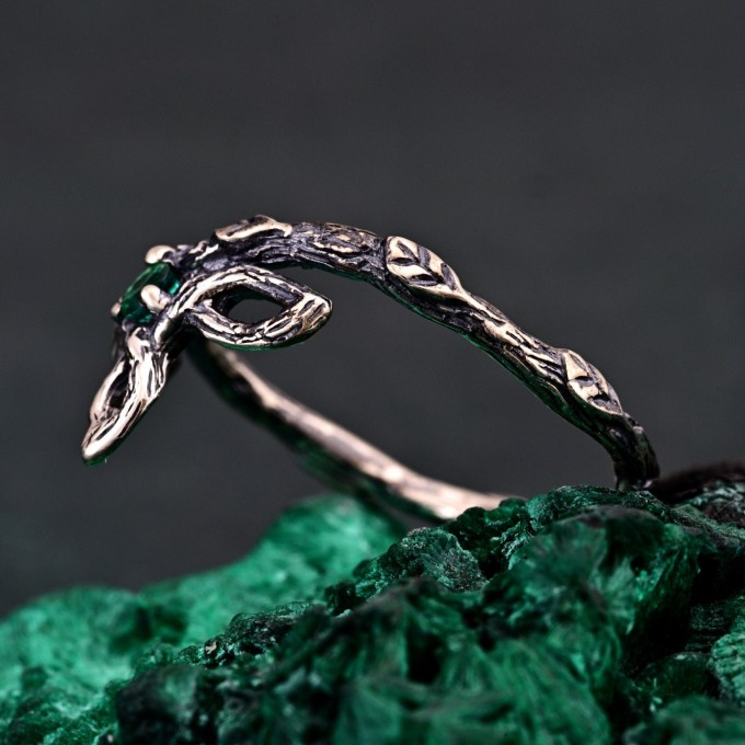 Emerald Woodland Knot Ring – Enchanted Forest Wedding Band, Delicate Twig Emerald Tiara Ring, Cottagecore Eternity Band