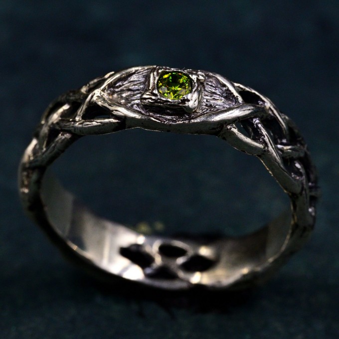 Eye of Enchantment: Gothic Silver Ring with Vibrant Peridot