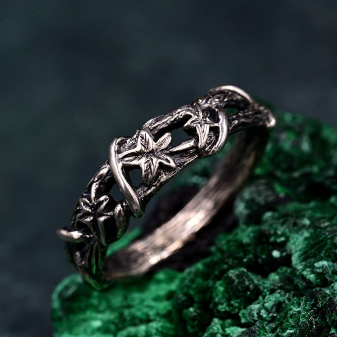 Rustic Ivy Leaf Wood Band: Unique Tree Bark Pattern Wedding Ring