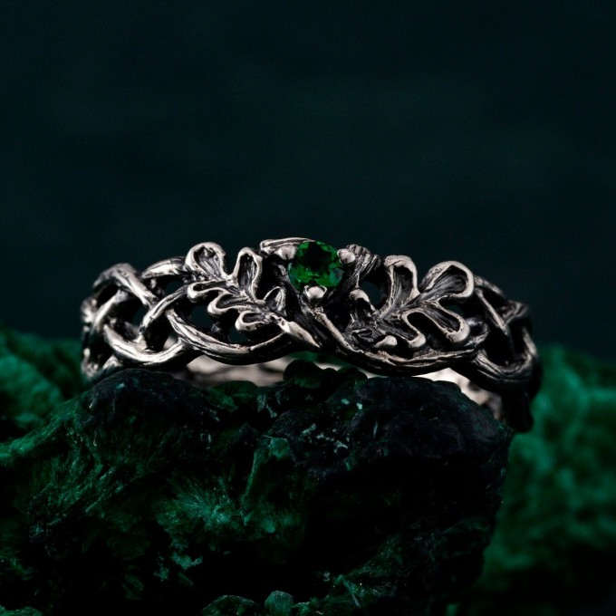 Bloom of Shadows: Gothic Rose Vine Ring
