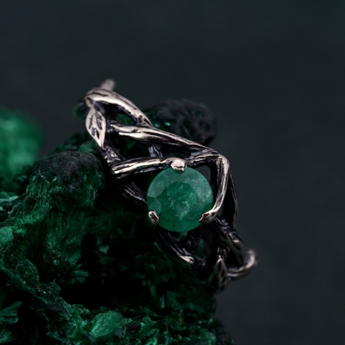 Celtic Emerald Silver Ring - Classic Elegance in Celtic Jewelry