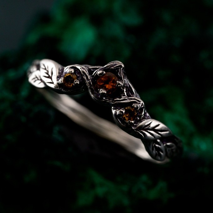 Tiny Branch Engagement Ring with Garnet Leaves in Silver – Wedding Ring Wooden Harmony, Wooden Wedding Branch, Wedding Ring Forest Branch