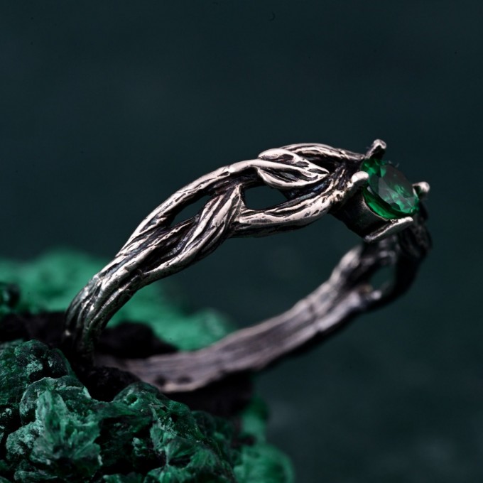 Emerald Whisper: Gothic Snake Ring