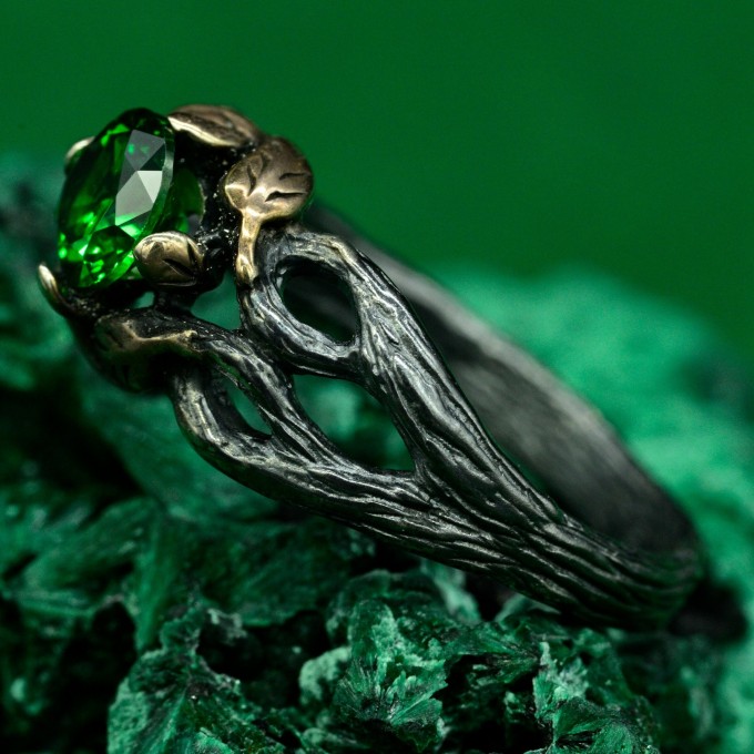 Gothic Dark Silver Ring with Emerald Glow – Symbol of Power