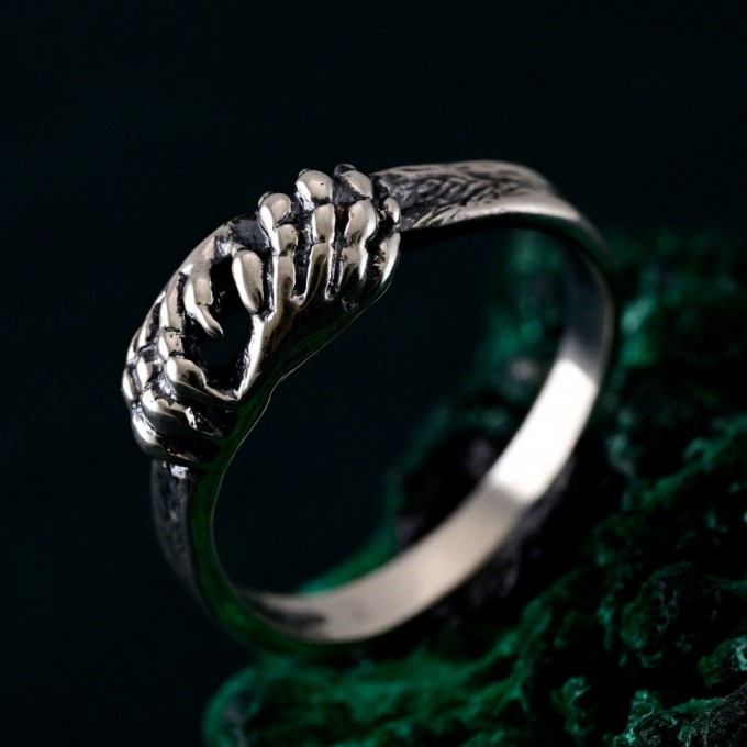 Claws of Valor: Gothic Lion Paw Ring