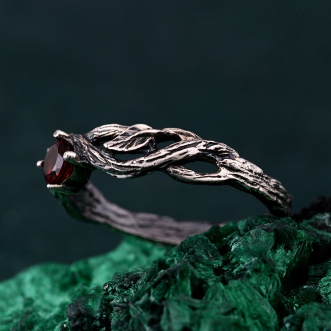 Leafy Twig Ring – Garnet-Embellished Nature-Inspired Jewelry