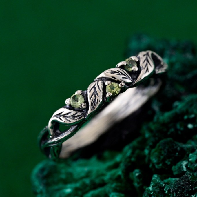 Delicate Leafy Silver Peridot Ring – Graceful Twig and Foliage Band
