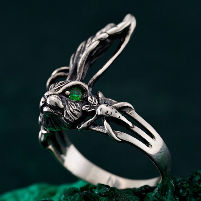 Nature's Embrace: Silver Ring with Leaf Motif and Peridot Gem