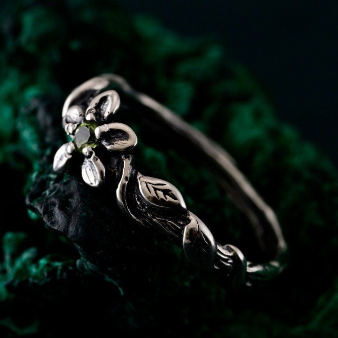 Handcrafted Silver Peridot Ring – Elegant Leaf Design with Elvish Green GemstoneHandcrafted Silver Peridot Ring – Elegant Leaf Design with Elvish Green Gemstone