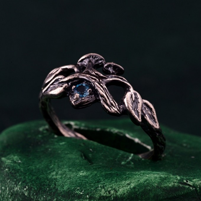 Topaz Enchantment Gothic Ring – Mystical Unisex Wedding Band, Witchy Statement Topaz Ring, Unique Gothic Gemstone Jewel