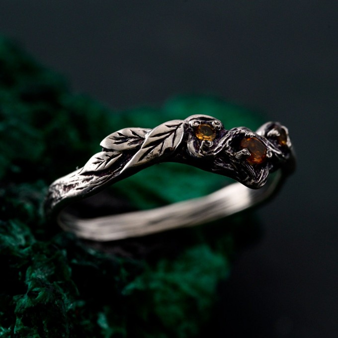 Tiny Branch Engagement Ring with Garnet Leaves in Silver – Wedding Ring Wooden Harmony, Wooden Wedding Branch, Wedding Ring Forest Branch