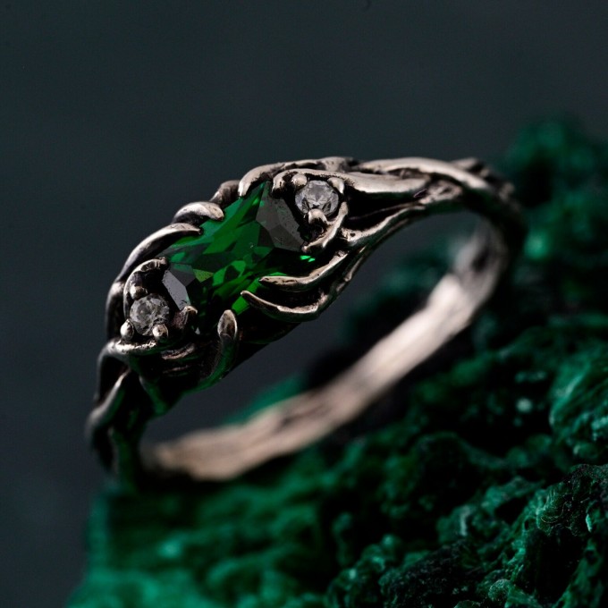 Luxury Emerald Tree-Inspired Wedding Ring – Exquisite Leafy Band
