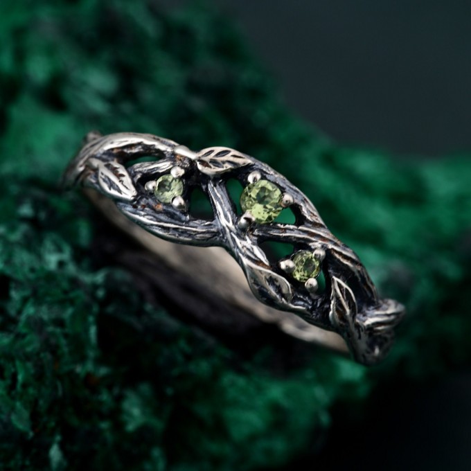 Charming Peridot Silver Twig Ring - Unique Nature-Inspired Wedding Band