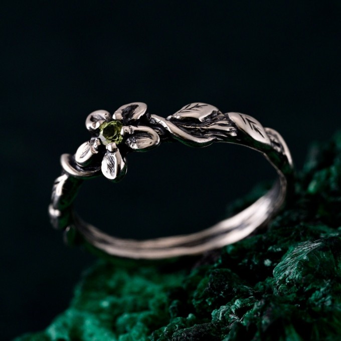 Handcrafted Silver Peridot Ring – Elegant Leaf Design with Elvish Green GemstoneHandcrafted Silver Peridot Ring – Elegant Leaf Design with Elvish Green Gemstone