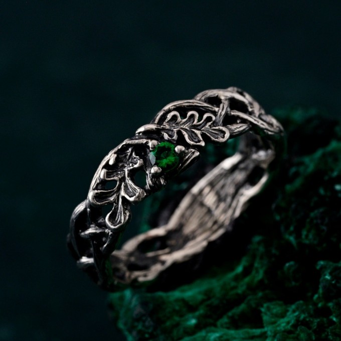 Bloom of Shadows: Gothic Rose Vine Ring