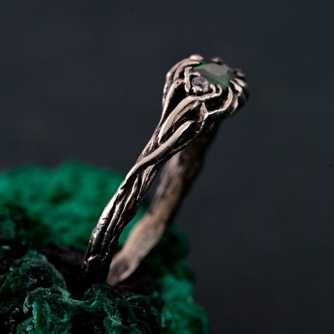 Luxury Emerald Tree-Inspired Wedding Ring – Exquisite Leafy Band