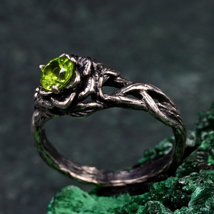 Woodland Lotus Peridot Ring – Sterling Silver Nature-Themed Floral Promise Ring, Unique Jewelry for Women