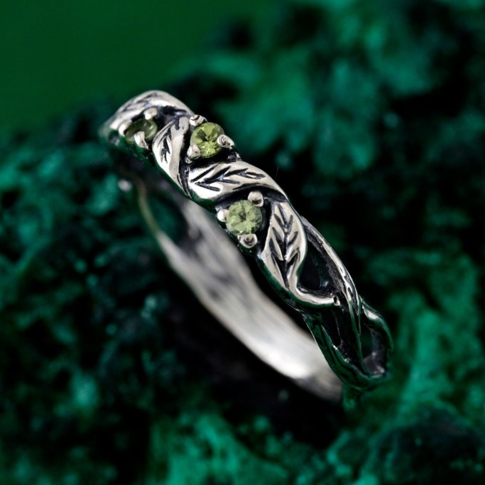 Delicate Leafy Silver Peridot Ring – Graceful Twig and Foliage Band