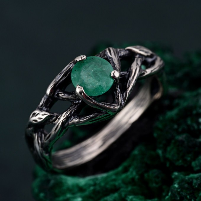 Silver Celtic Elegance: Classic Celtic Emerald Silver Ring