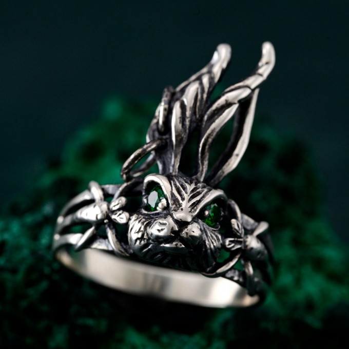 Nature's Embrace: Silver Ring with Leaf Motif and Peridot Gem
