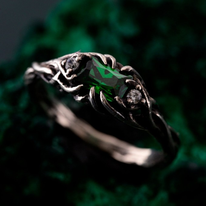 Emerald Elegant Leafy Wedding Band – Luxury Tree-Inspired Design, Exquisite and Unique Wedding Ring