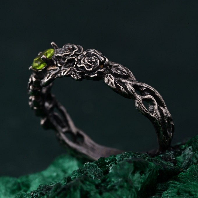 Rose Garden Silver Ring: Elegant Blossoming Rose Twig Design