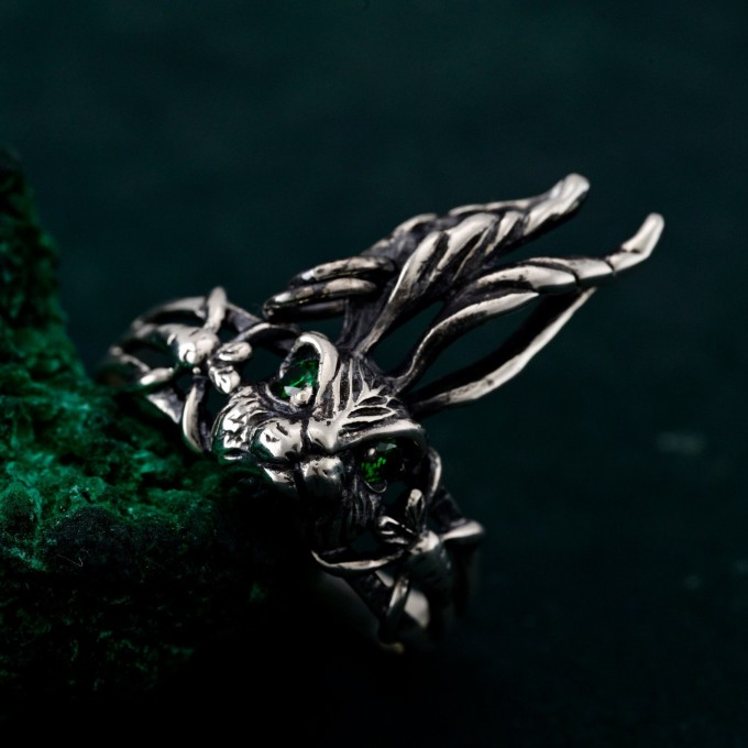 Nature's Embrace: Silver Ring with Leaf Motif and Peridot Gem
