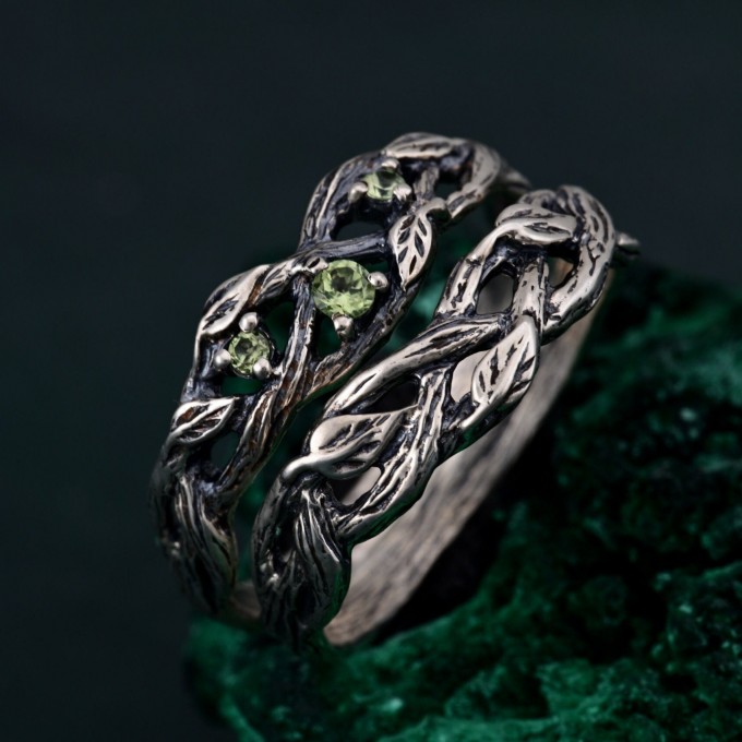 Elegant Silver Peridot Ring Set – Unique Tree-Inspired Wedding Bands for Couples