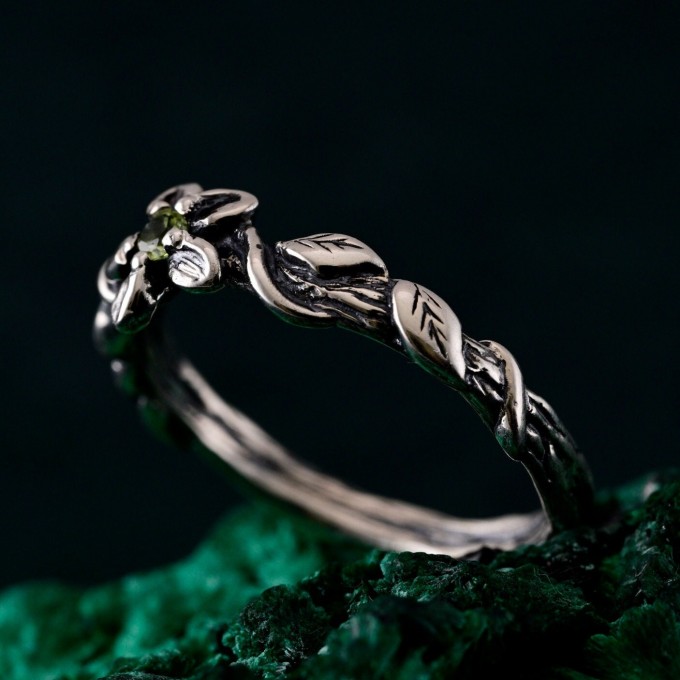 Handcrafted Silver Peridot Ring – Elegant Leaf Design with Elvish Green GemstoneHandcrafted Silver Peridot Ring – Elegant Leaf Design with Elvish Green Gemstone