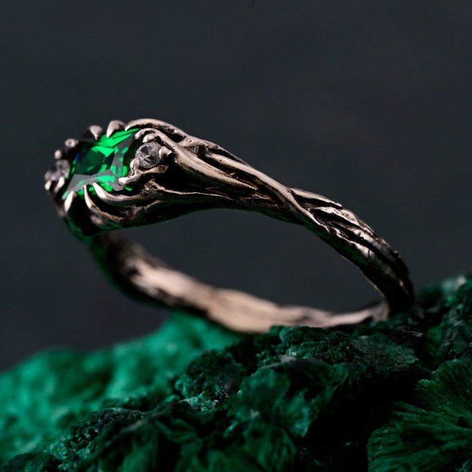 Luxury Emerald Tree-Inspired Wedding Ring – Exquisite Leafy Band