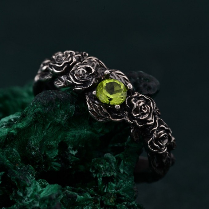Rose Garden Silver Ring: Elegant Blossoming Rose Twig Design