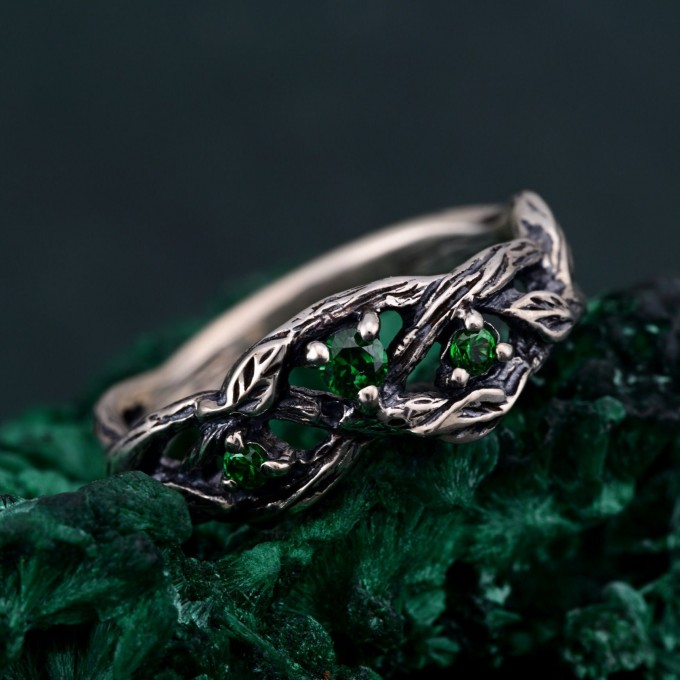 Green Emerald Leafy Band – Nature-Inspired Wedding Ring with Minimalist Bohemian DesignGreen Emerald Leafy Band – Nature-Inspired Wedding Ring with Minimalist Bohemian Design