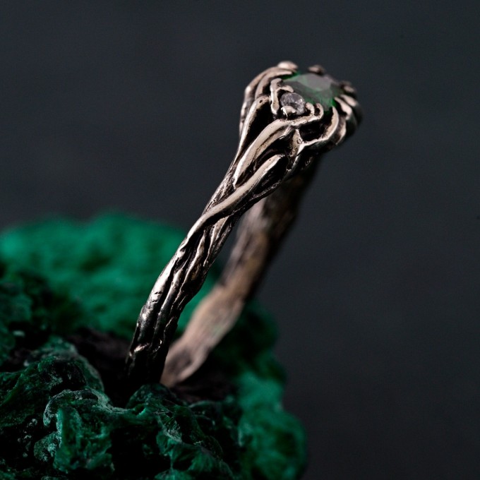 Emerald Elegant Leafy Wedding Band – Luxury Tree-Inspired Design, Exquisite and Unique Wedding Ring