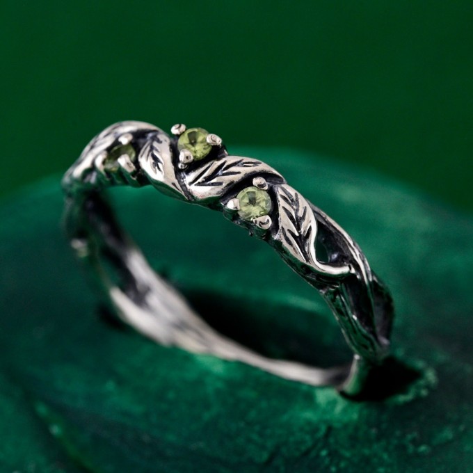 Delicate Leafy Silver Peridot Ring – Graceful Twig and Foliage Band