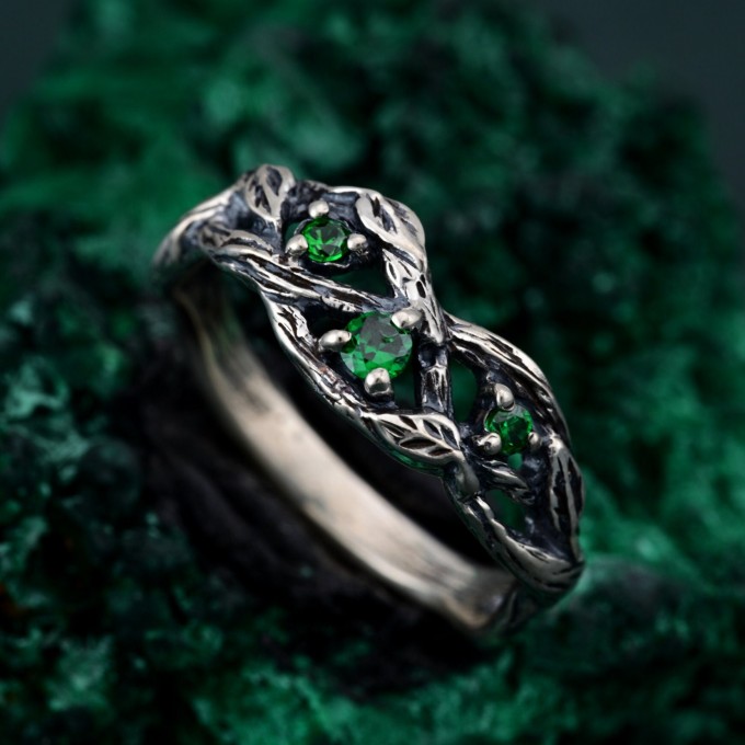 Green Emerald Leafy Band – Nature-Inspired Wedding Ring with Minimalist Bohemian DesignGreen Emerald Leafy Band – Nature-Inspired Wedding Ring with Minimalist Bohemian Design