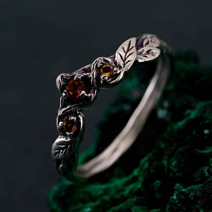 Tiny Branch Engagement Ring with Garnet Leaves in Silver – Wedding Ring Wooden Harmony, Wooden Wedding Branch, Wedding Ring Forest Branch