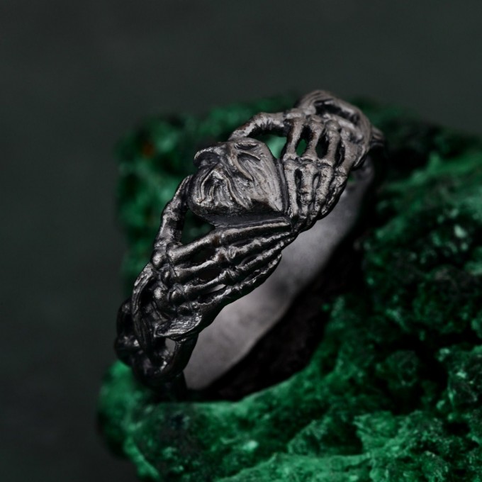 Handcrafted Silver Heart Embrace Ring – Artistic Hands Embracing the Symbol of Eternal Love