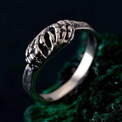 Elegant Lion's Paw Sterling Ring - Artisan Animal-Inspired Jewelry for Him & Her" "Majestic Silver Lion Claw Ring - Unique