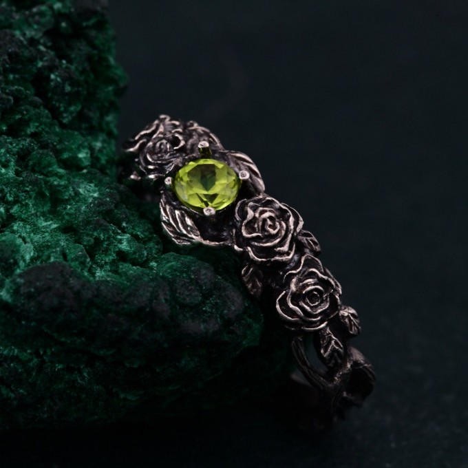 Rose Garden Silver Ring: Elegant Blossoming Rose Twig Design