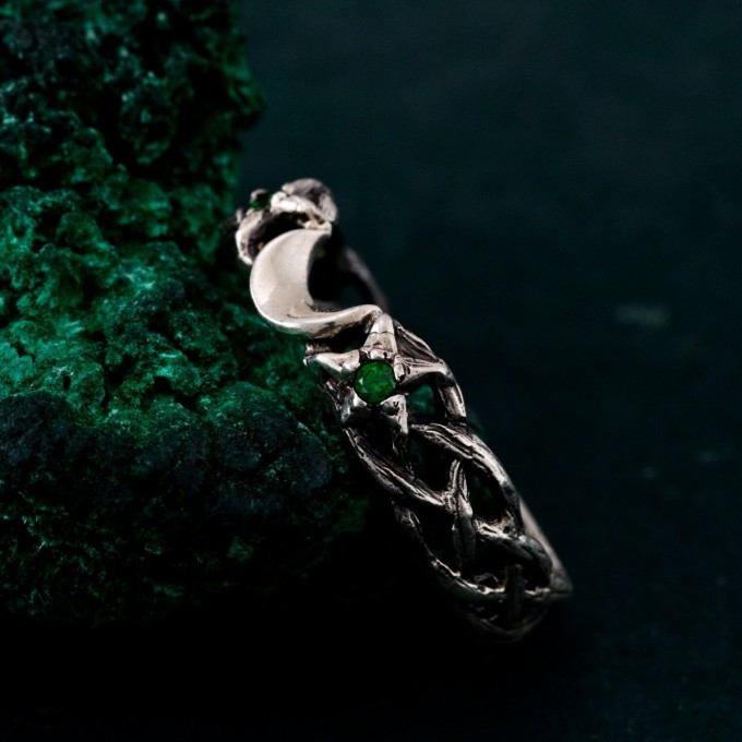 Gothic Silver Ring with Emerald and Radiant Motif