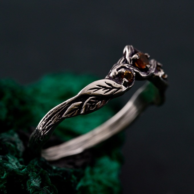 Tiny Branch Engagement Ring with Garnet Leaves in Silver – Wedding Ring Wooden Harmony, Wooden Wedding Branch, Wedding Ring Forest Branch