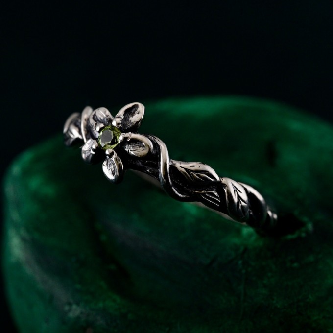 Handcrafted Silver Peridot Ring – Elegant Leaf Design with Elvish Green GemstoneHandcrafted Silver Peridot Ring – Elegant Leaf Design with Elvish Green Gemstone