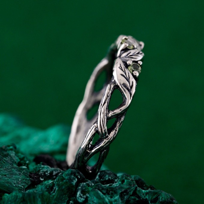 Delicate Leafy Silver Peridot Ring – Graceful Twig and Foliage Band