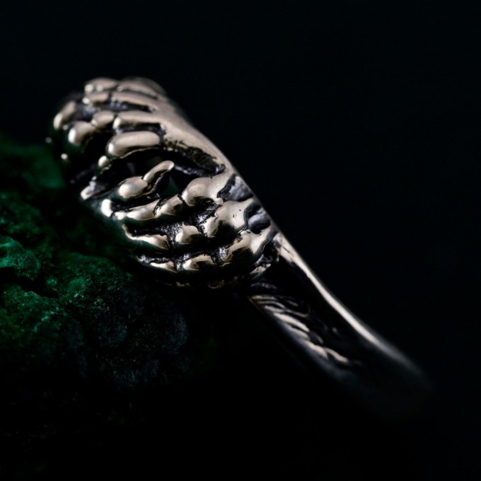 Claws of Valor: Gothic Lion Paw Ring