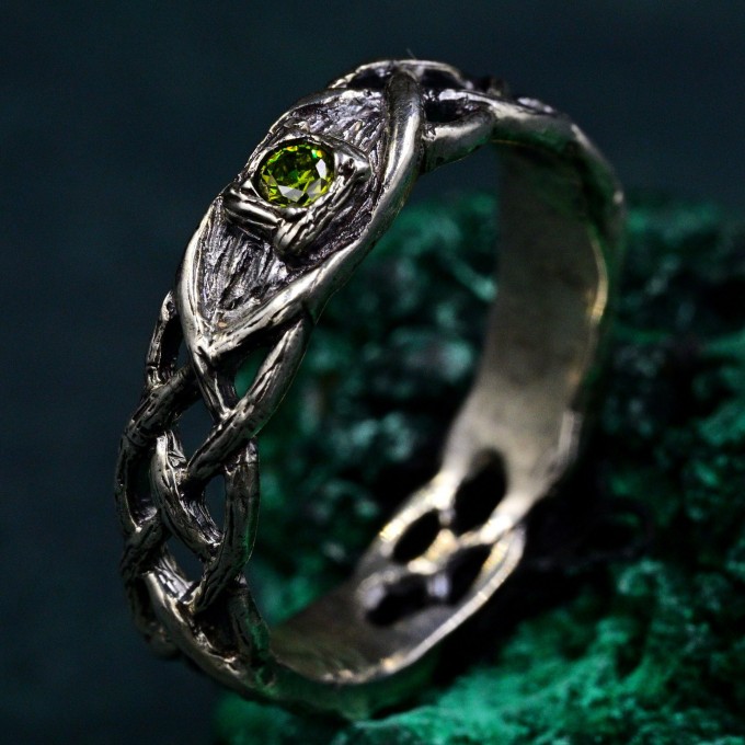 Eye of Enchantment: Gothic Silver Ring with Vibrant Peridot