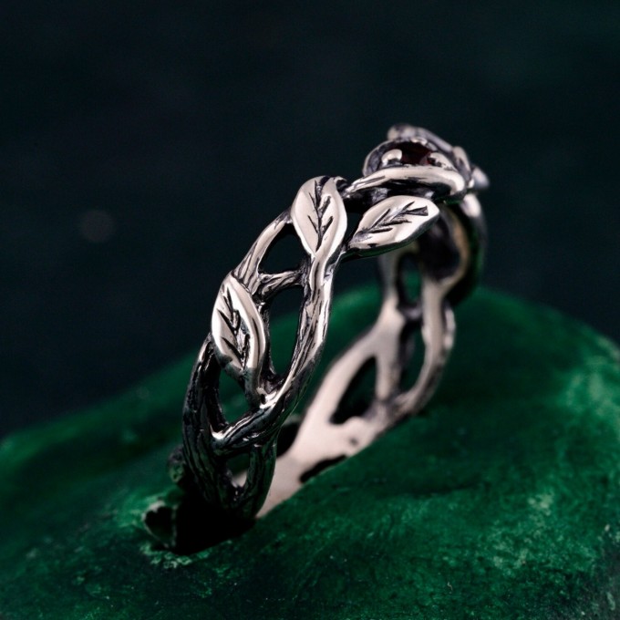 Dainty Garnet Twig Silver Ring – Petite Adorned Branch and Leaf Design